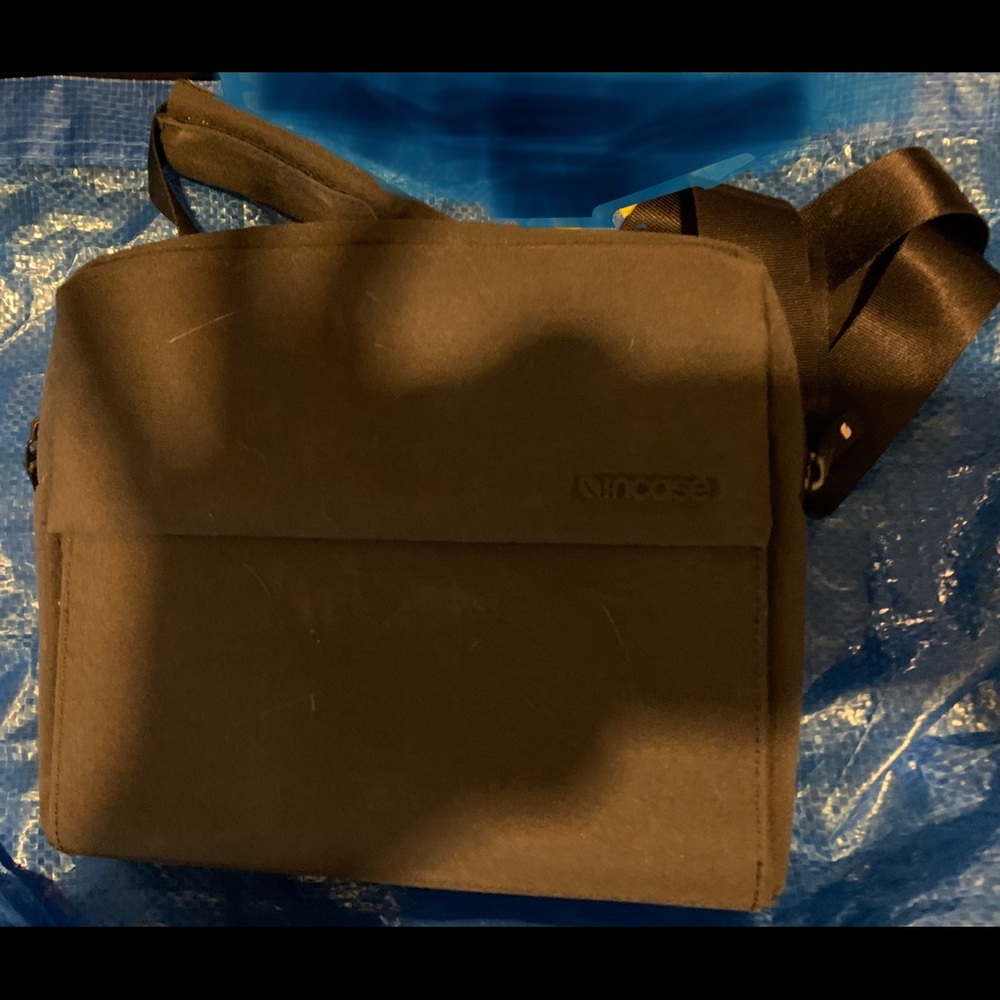 🥰 4/$25 - iPad Mini Crossbody Carry Bag